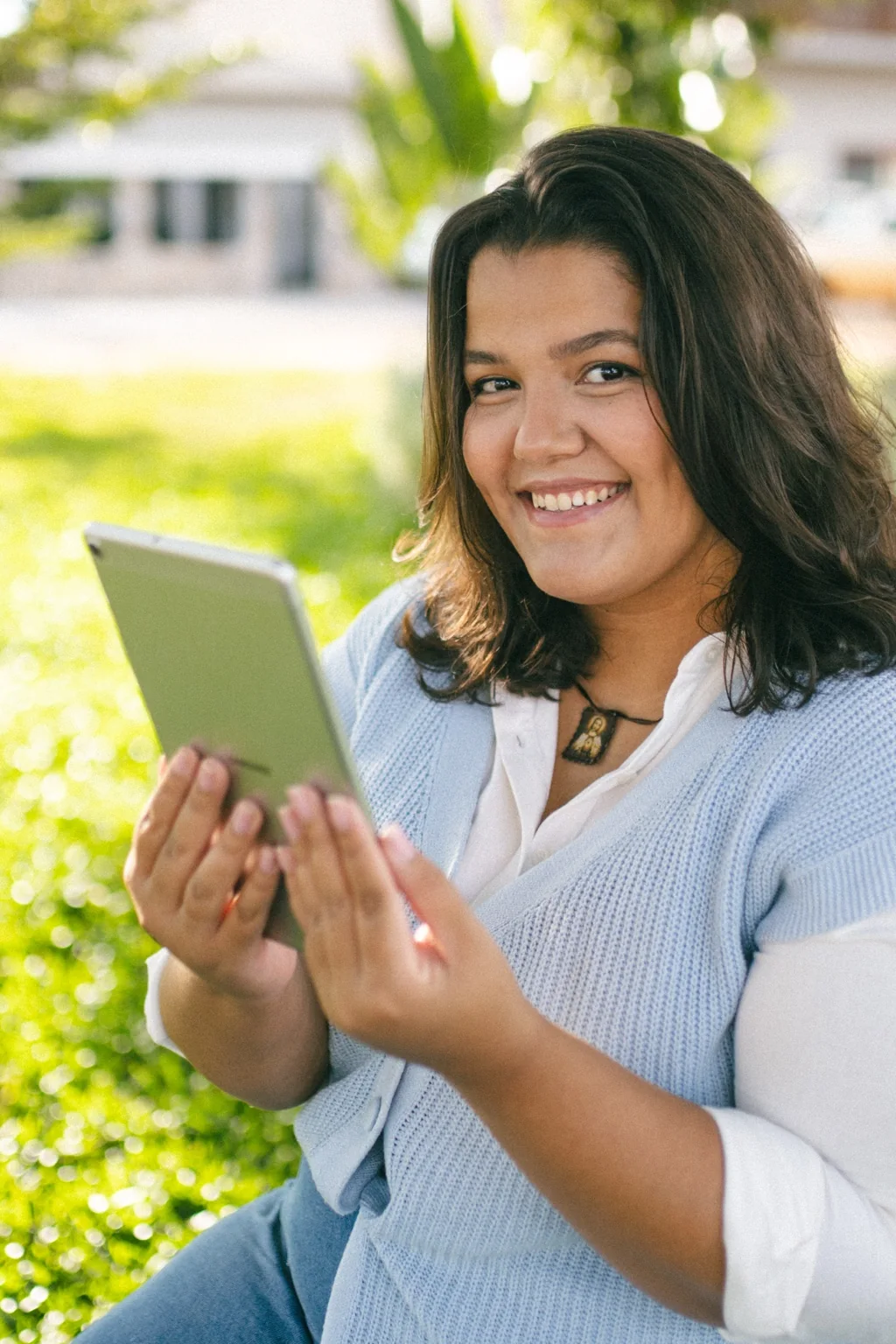 Lívia trabalhando com um tablet